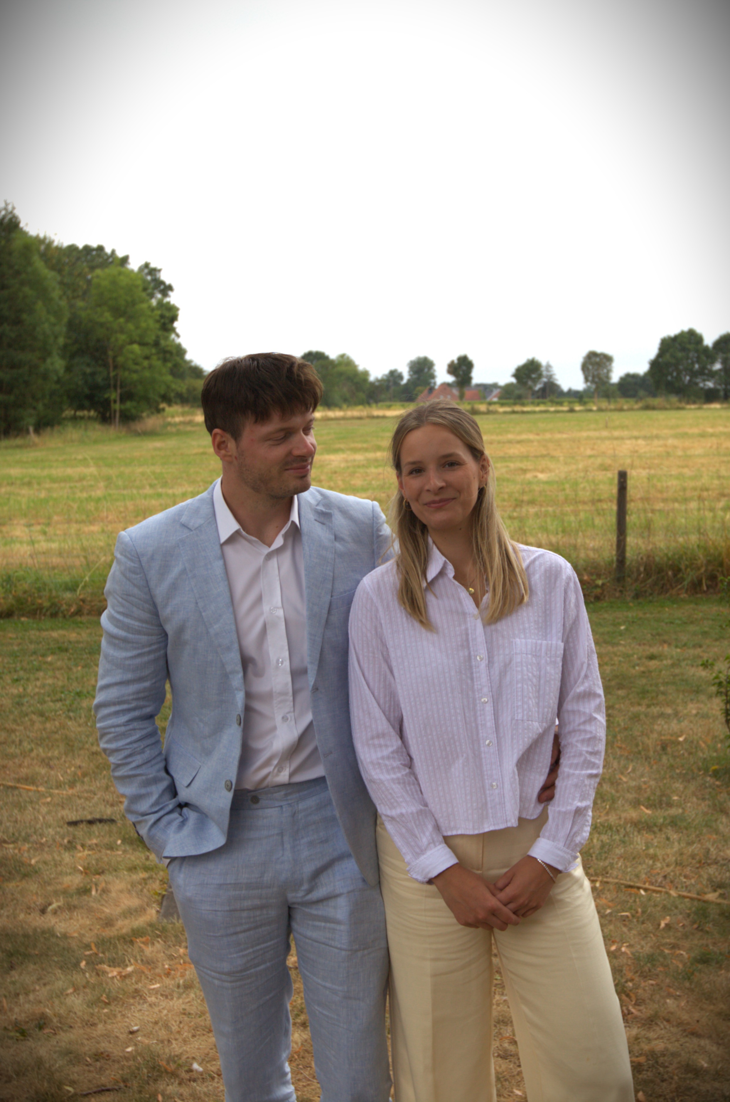 Tobias und Marie von ApeTivo auf einer Wiese