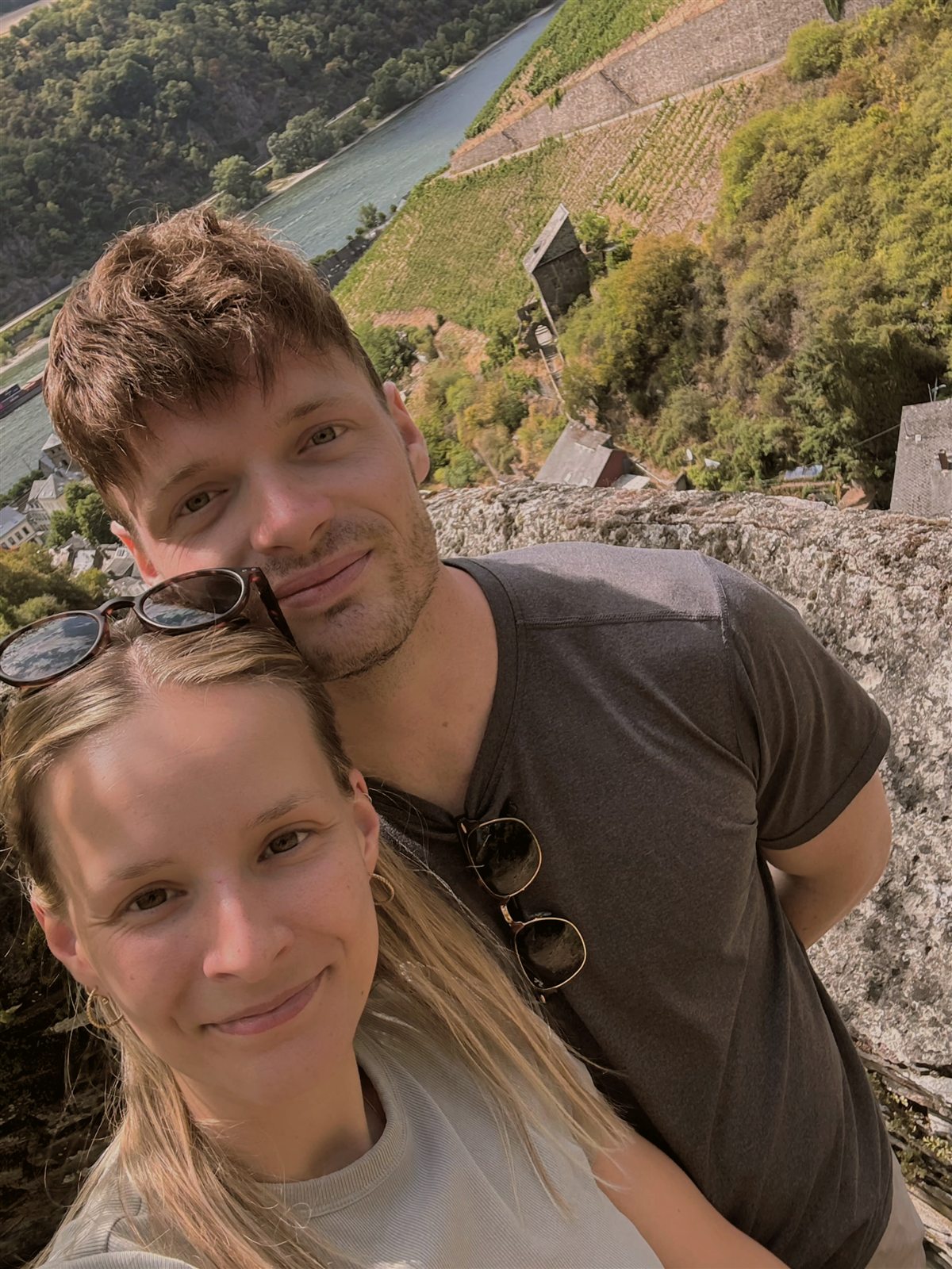 Tobias und Marie von ApeTivo bei einem Ausflug am Rhein